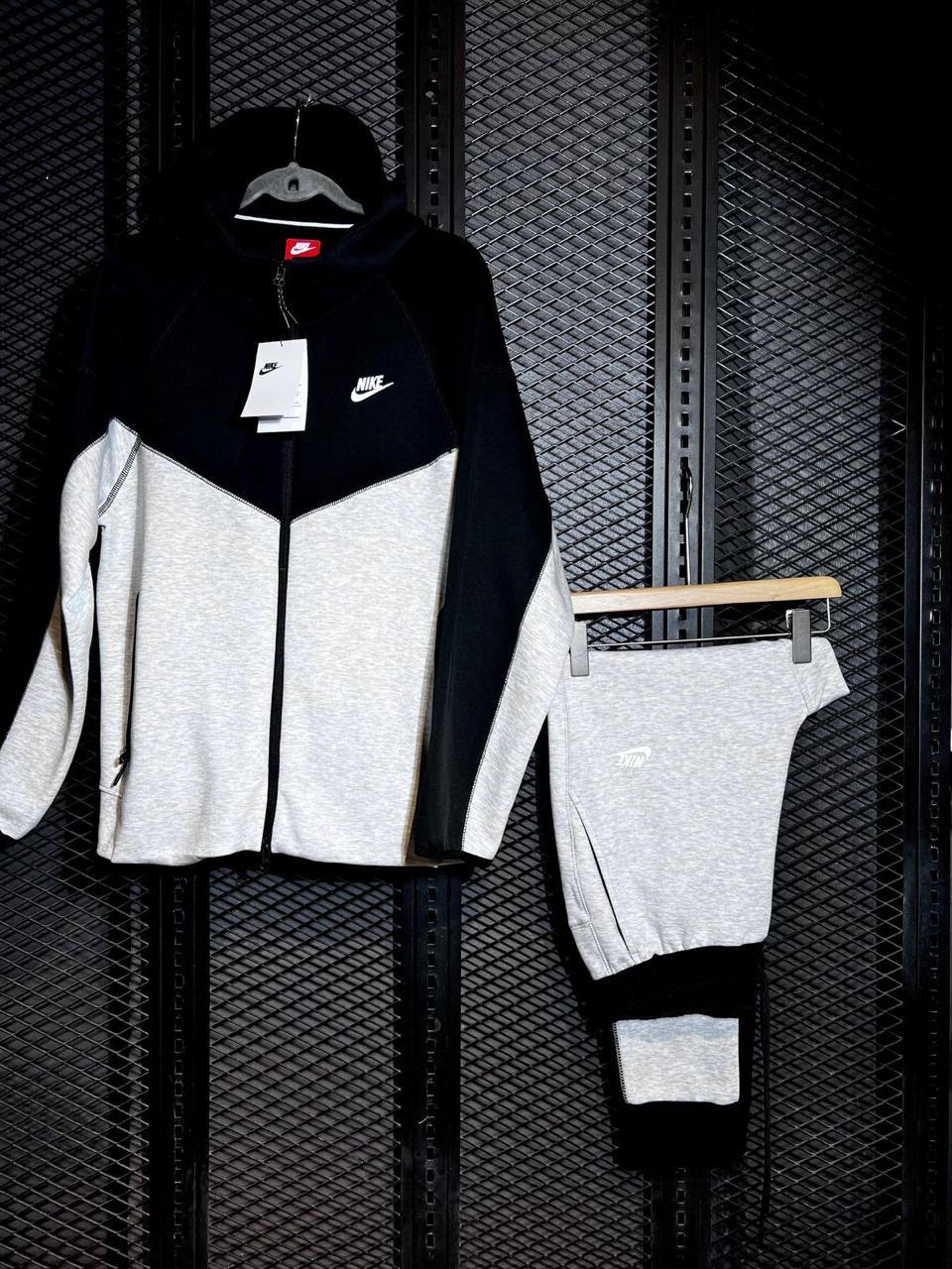 Nike Tech Fleece "black/Grey" - bamn.
